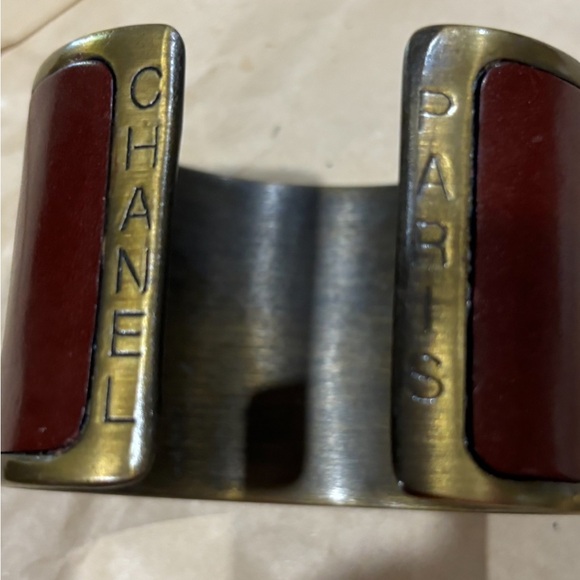 Chanel metal cuff bracelet with leather inlay, beautiful authentic - Picture 2 of 11
